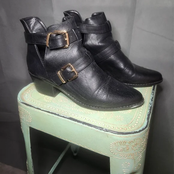 Forever 21 Black Pointed Toe Ankle Boots - Picture 5 of 5